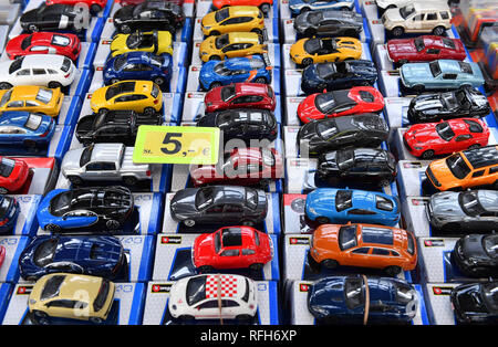 Erfurt, Allemagne. 25 Jan, 2019. Modèle miniature véhicules sont mis en vente lors du 12e Salon de l'automobile. Près de 140 exposants présentent eux-mêmes avec 30 différentes marques de voiture à la palais des congrès d'Erfurt. L'organisateur s'attend à ce que près de 30 000 visiteurs de 27 janvier. Pour la première fois, selon les organisateurs, le salon comprend également un marché de l'occasion sur le terrain en plein air devant des salles. Vous pourrez également voir l'architecture, de nouvelles voitures et véhicules hybrides, accessoires et plus encore. Crédit : Martin Schutt/dpa-Zentralbild/dpa/Alamy Live News Banque D'Images