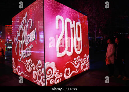 Beijing, Beijing, Chine. 26 janvier, 2019. Beijing, Chine - le show d'éclairage est tenue au quartier commerçant de Zhongguancun à Beijing, Chine, marquant la fête du printemps à venir. Crédit : SIPA Asie/ZUMA/Alamy Fil Live News Banque D'Images