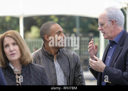Los Angeles, Californie, USA. 25 Jan, 2019. Jason George (station 19), centre, SAG Awards, membre du Comité du Conseil de fondation de l'AFTRA-SAG et Daryl Anderson, droite, SAG Awards Vice-président du Comité et membre fondateur assister à la 25e remise annuelle des Screen Actors Guild Awards Silver Déploiement de tapis, à Los Angeles, Vendredi, Janvier 25, 2019 Credit : Ringo Chiu/ZUMA/Alamy Fil Live News Banque D'Images