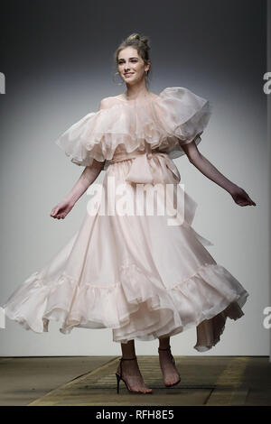 Rome, Italie. 25 Jan, 2019. Sur le modèle catwalk Fashion Week à Rome pour Giada Curti designer. Image Crédit : © Evandro Inetti via Zuma sur le fil) Credit : Evandro Inetti/ZUMA/Alamy Fil Live News Banque D'Images