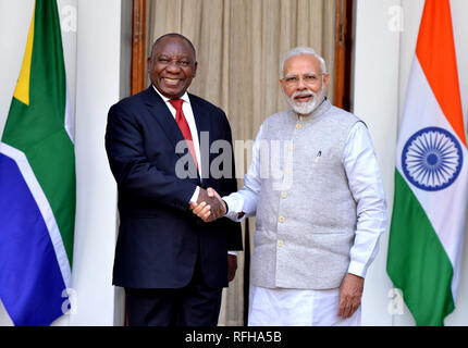 New Delhi, Inde. 25 Jan, 2019. Le Premier Ministre indien Narendra Modi (R), serre la main avec le président sud-africain, Cyril Ramaphosa au cours de leur réunion à New Delhi, capitale de l'Inde, le 25 janvier 2019. Ramaphosa sera l'invité principal à l'occasion de la 70e Journée de la République, le samedi. Credit : Partha Sarkar/Xinhua/Alamy Live News Banque D'Images