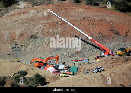 25 janvier 2019 - 25 janvier 2019 (Totalan, Málaga, Andalousie ) sous le Cerro del Dolmen de la Corona, le rock continue de résister. Et c'est elle, le très fort les veines de calcite, qui font le travail continuer plus lentement que prévu. Près de 19 heures après le début de la galerie horizontale par la brigade de sauvetage minier et le reste de l'équipe spécialisée, il a avancé un mètre et demi des quatre qui sont nécessaires pour accéder au puits dans lequel est tombé Julen le 13 janvier . Ce matin, le troisième a été entreprise microvoladura à continuer de creuser. Et avec elle, il a été pos Banque D'Images