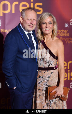 Munich, Allemagne. 25 Jan, 2019. Axel MILBERG (acteur) avec femme Judith. Bavarian Film Award 2018-Tapis Rouge, tapis rouge, le 25.01.2019 au Prinzregententheater à Munich. Utilisation dans le monde entier | Credit : dpa/Alamy Live News Banque D'Images