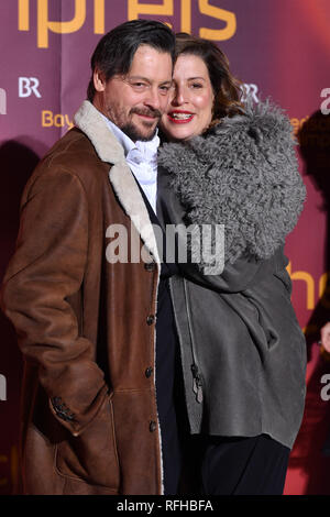 Munich, Allemagne. 25 Jan, 2019. Fritz KARL avec femme Elena UHLIG (les deux acteurs), Bavarian Film Award 2018-Tapis Rouge, tapis rouge, le 25.01.2019 au Prinzregententheater à Munich. Utilisation dans le monde entier | Credit : dpa/Alamy Live News Banque D'Images