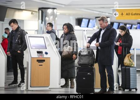 Beijing, USA. 25 Jan, 2019. Les utilisateurs effectuent des kiosques libre-service à l'enregistrement à l'aéroport LaGuardia à New York, États-Unis, le 25 janvier 2019. La Federal Aviation Administration des États-Unis sur les vols à destination de l'arrêt vendredi New York LaGuardia Airport, en raison de manque de personnel causé par la fermeture du gouvernement historique. Credit : Wang Ying/Xinhua/Alamy Live News Banque D'Images