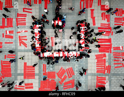 Beijing, Chine, province de Jiangxi. 25 Jan, 2019. Festival de Printemps des calligraphes écrire couplets pour les résidents gratuitement à une communauté locale dans l'est de la Chine, Leping Province du Jiangxi, le 25 janvier 2019. Credit : Zhu Dingwen/Xinhua/Alamy Live News Banque D'Images