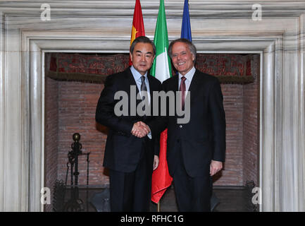 Rome, Italie. 25 Jan, 2019. Le Conseiller d'Etat chinois et le ministre des Affaires étrangères Wang Yi (L) s'entretient avec le ministre italien des affaires étrangères, M. Enzo Moavero Milanesi à Rome, Italie, le 25 janvier 2019. Credit : Cheng Tingting/Xinhua/Alamy Live News Banque D'Images