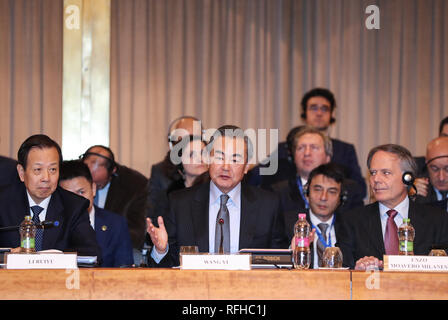 Rome, Italie. 25 Jan, 2019. Le Conseiller d'Etat chinois et le ministre des Affaires étrangères Wang Yi (avant C) et le ministre italien des affaires étrangères, M. Enzo Moavero Milanesi (R) avant la neuvième réunion conjointe de la commission gouvernementale sino à Rome, Italie, le 25 janvier 2019. Credit : Cheng Tingting/Xinhua/Alamy Live News Banque D'Images