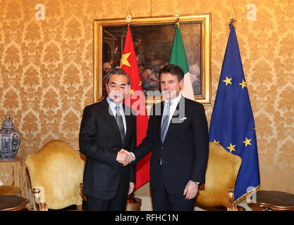 Rome, Italie. 25 Jan, 2019. Le Premier ministre italien Giuseppe Conte (R) rencontre avec le Conseiller d'Etat chinois et le ministre des Affaires étrangères Wang Yi, au Palais Chigi, le bureau du premier ministre italien, à Rome, Italie, le 25 janvier 2019. Credit : Cheng Tingting/Xinhua/Alamy Live News Banque D'Images