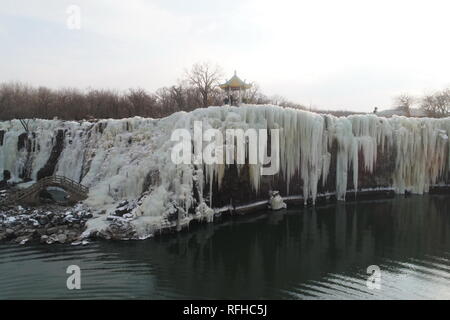 Mudanjiang, Chine. 25 Jan, 2019. Photo aérienne prise le 25 janvier 2019 montre la chute d'Diaoshuilou congelés sur le lac Jingpo, nord-est de la Chine, la province de Heilongjiang. La cascade de glace formées naturellement est agrandie artificiellement en la forme circulaire. Credit : Zhang Chunxiang/Xinhua/Alamy Live News Banque D'Images