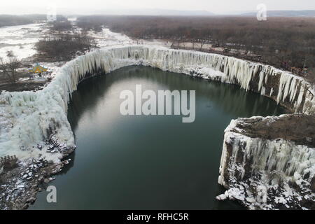 Mudanjiang, Chine. 25 Jan, 2019. Photo aérienne prise le 25 janvier 2019 montre la chute d'Diaoshuilou congelés sur le lac Jingpo, nord-est de la Chine, la province de Heilongjiang. La cascade de glace formées naturellement est agrandie artificiellement en la forme circulaire. Credit : Zhang Chunxiang/Xinhua/Alamy Live News Banque D'Images