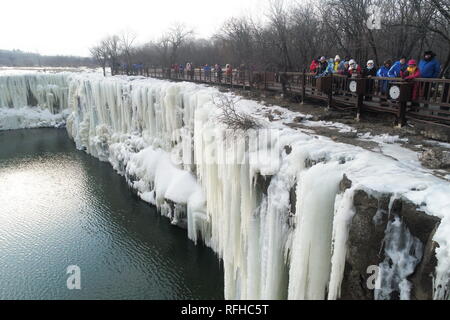 Mudanjiang, Chine. 25 Jan, 2019. Photo aérienne prise le 25 janvier 2019 montre la chute d'Diaoshuilou congelés sur le lac Jingpo, nord-est de la Chine, la province de Heilongjiang. La cascade de glace formées naturellement est agrandie artificiellement en la forme circulaire. Credit : Zhang Chunxiang/Xinhua/Alamy Live News Banque D'Images