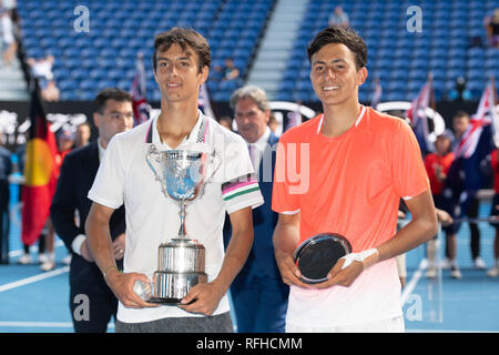 Melbourne, Australie. 26 janvier, 2019. Lorenzo Musetti de l'Italie et Emilio Nava de la United States posent pour les photos après leur match de finale des garçons à l'Open d'Australie 2019 à Melbourne Park, Melbourne, Australie, le 26 janvier 2019. Source : Xinhua/Alamy Live News Banque D'Images