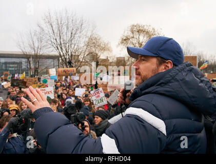 Berlin, Allemagne. 25 janvier 2019. Comédien et acteur Michael Bully Herbig parle aux élèves, qui démontrent que le mouvement de solidarité internationale pour l'avenir ' ' vendredi devant le bâtiment Ministère fédéral de l'économie pour sauver le climat à Berlin, Allemagne, le 25 janvier 2019. © Peter Schatz / Alamy Live News Banque D'Images