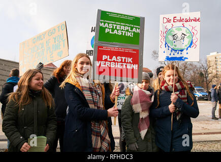 Berlin, Allemagne. 25 janvier 2019. Les étudiants manifestent en tant que mouvement de solidarité international ' vendredi pour de futures ' en face du gouvernement la construction d'un bâtiment le ministère fédéral de l'économie pour sauver le climat à Berlin, Allemagne, le 25 janvier 2019. © Peter Schatz / Alamy Live News Banque D'Images