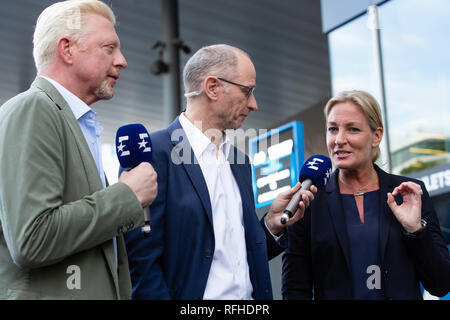 Melbourne, Australie. 26 janvier, 2019. Tennis : Grand Slam, Australie ouverte. Boris Becker (l-r), chef de men's tennis au Deutscher Tennis-Bund, Eurosport présentateur Matthias Stach et Barbara Rittner, chef de women's tennis à la Deutscher Tennis-Bund, chat en face de la caméra en face de la la finale des femmes. Crédit : Frank Molter/dpa/Alamy Live News Banque D'Images