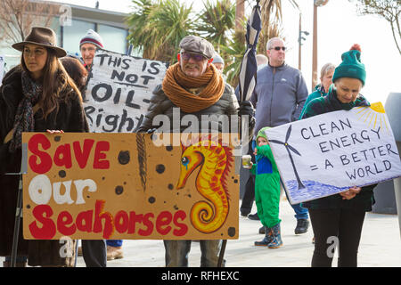 Bournemouth, Dorset, UK. 26 janvier 2019. Une plate-forme pétrolière 72 ENSCO est sur la voie de l'Écosse à Poole Bay où plan Corallian pour rechercher du pétrole extractibles. La région devrait rapporter quelque 23 millions de barils de pétrole, qui dit Corallian pouvait être extrait par forage horizontal via les installations actuelles de Wytch Farm dans le port de Poole. Plusieurs groupes politiques/campagne s'y opposent et protester contre les forages au large de la plage de Bournemouth. Credit : Carolyn Jenkins/Alamy Live News Banque D'Images