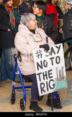 Bournemouth, Dorset, UK. 26 janvier 2019. Une plate-forme pétrolière 72 ENSCO est sur la voie de l'Écosse à Poole Bay où plan Corallian pour rechercher du pétrole extractibles. La région devrait rapporter quelque 23 millions de barils de pétrole, qui dit Corallian pouvait être extrait par forage horizontal via les installations actuelles de Wytch Farm dans le port de Poole. Plusieurs groupes politiques/campagne s'y opposent et protester contre les forages au large de la plage de Bournemouth, comme c'est un trop grand risque pour la vie marine et l'industrie touristique locale. Credit : Crédit : Carolyn Jenkins/Alamy Live News Banque D'Images