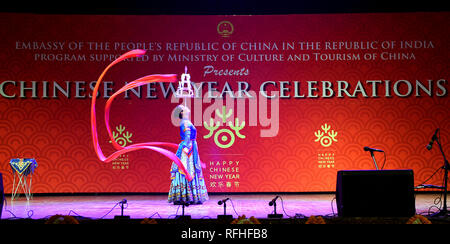 New Delhi, Inde. 25 Jan, 2019. Un acrobate du nord de la Chine, région autonome de Mongolie intérieure effectue pendant les célébrations du Nouvel An chinois à New Delhi, Inde, le 25 janvier 2019. Credit : Zhang Naijie/Xinhua/Alamy Live News Banque D'Images