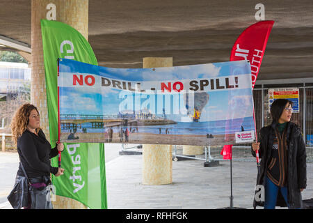 Bournemouth, Dorset, UK. 26 janvier 2019. Une plate-forme pétrolière 72 ENSCO est sur la voie de l'Écosse à Poole Bay où plan Corallian pour rechercher du pétrole extractibles. La région devrait rapporter quelque 23 millions de barils de pétrole, qui dit Corallian pouvait être extrait par forage horizontal via les installations actuelles de Wytch Farm dans le port de Poole. Plusieurs groupes politiques/campagne s'y opposent et protester contre les forages au large de la plage de Bournemouth, comme c'est un trop grand risque pour la vie marine et l'industrie touristique locale. Credit : Carolyn Jenkins/Alamy Live News Banque D'Images