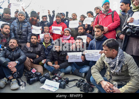 26 janvier 2019 - Srinagar, Jammu & Kashmir, Inde - les journalistes du Cachemire sont vu la tenue des pancartes pendant la manifestation à Srinagar.Des dizaines de journalistes pour protester contre les autorités après mars interdit au moins une demi-douzaine de journalistes d'entrer dans le lieu de la 70e Journée de la République, à Srinagar, au Cachemire. Credit : Idrees Abbas/SOPA Images/ZUMA/Alamy Fil Live News Banque D'Images