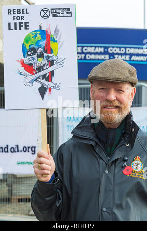 Bournemouth, Dorset, UK. 26 janvier 2019. Une plate-forme pétrolière 72 ENSCO est sur la voie de l'Écosse à Poole Bay où plan Corallian pour rechercher du pétrole extractibles. La région devrait rapporter quelque 23 millions de barils de pétrole, qui dit Corallian pouvait être extrait par forage horizontal via les installations actuelles de Wytch Farm dans le port de Poole. Plusieurs groupes politiques/campagne s'y opposent et protester contre les forages au large de la plage de Bournemouth, comme c'est un trop grand risque pour la vie marine et l'industrie touristique locale. Credit : Carolyn Jenkins/Alamy Live News Banque D'Images