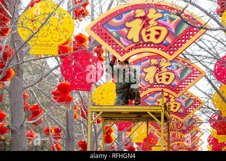 Beijing, Chine. 26 janvier, 2019. Un travailleur s'installe des décorations pour la Fête du Printemps au Parc Ditan à Beijing, capitale de Chine, le 26 janvier 2019. Décorations rouge sont organisés à travers la Chine pour saluer la nouvelle année lunaire à venir qui tombera le 5 février cette année. Source : Xinhua/Alamy Live News source : Xinhua/Alamy Live News Banque D'Images