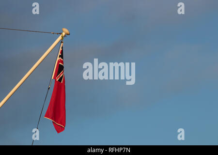 Red Ensign battant sur un mât avec ciel bleu Banque D'Images