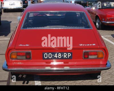 Audi 100 Coupé S, construire en 1977, le néerlandais d'enregistrement de licence 00-48-RP, à IJmuiden, Pays-Bas, pic1. Banque D'Images