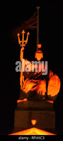 Statue de Britannia sur toit de Union Jack sur le toit du musée Tate Britain, Londres, Royaume-Uni. Banque D'Images