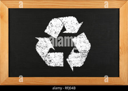 Tableau noir tableau de l'école noire avec dessin à la craie d'icône logo de recyclage dans le cadre en bois brun Banque D'Images