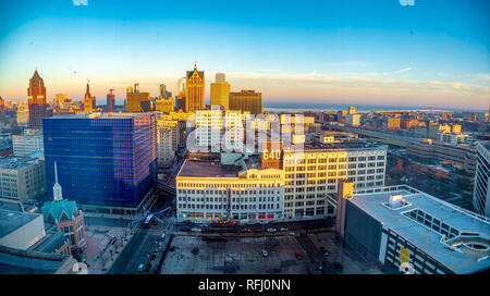 Vue panoramique depuis le haut au-dessus de Milwaulkee en regardant vers le lac Michigan Banque D'Images