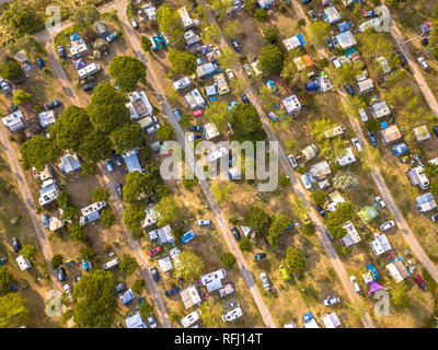 Vue d'en haut de l'antenne de camping sur la côte méditerranéenne de la côte d'azur proche de Cannes, France Banque D'Images