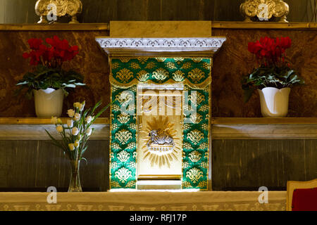 Pavie, Italie. 20 novembre 2017. Le tabernacle de l'Eucharistie dans l'église salésienne "Santa Maria delle Grazie' - Sainte Marie de la grâce à Pavie. Banque D'Images