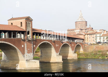Le Ponte Coperto ('covered bridge') ou le Ponte Vecchio (Vieux Pont) est une arche en pierre et brique pont sur le Fleuve Ticino à Pavie, Italie. Banque D'Images
