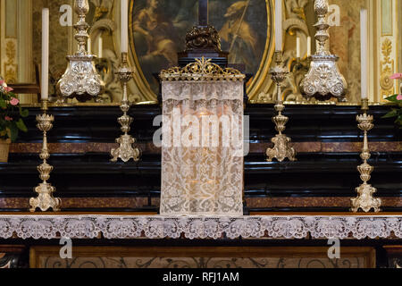 Pavie, Italie. Le 16 novembre 2017. Le tabernacle de l'Eucharistie dans 'Chiesa dei Santi Gervasio e Protasio Martiri' Banque D'Images