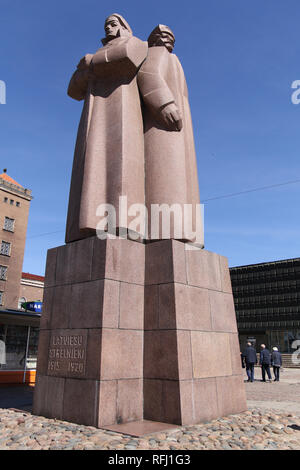 Fusilier letton monument à Riga. Tirailleurs lettons ont été initialement une formation militaire de l'armée impériale russe monté à partir de 1915 la Lettonie afin de se défendre contre les territoires baltes allemands dans la Première Guerre mondiale Banque D'Images