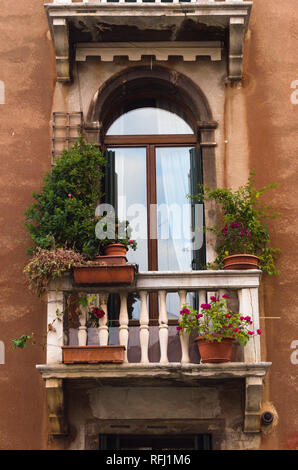 Balcon donnant sur le canal à Venise Banque D'Images