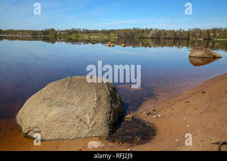 Big naturelles Daugava paysage avec des grosses pierres naturelles et les ruines en Lettonie. Ruines du château de Koknese. Châteaux médiévaux de Lettonie. Archaeological monume Banque D'Images