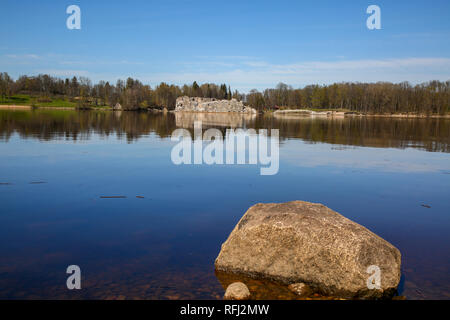 Big naturelles Daugava paysage avec des grosses pierres naturelles et les ruines en Lettonie. Ruines du château de Koknese. Châteaux médiévaux de Lettonie. Archaeological monume Banque D'Images