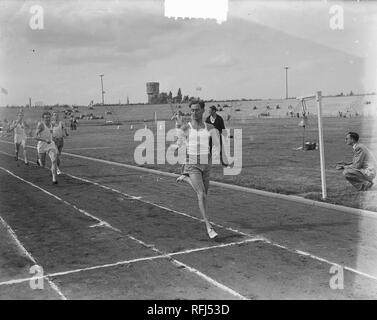 Atletiek Nederland tegen Noorwegen te Hengel.o le 1500 m, Hannestad Slijkhuis, Bestanddeelnr, 904-1400. Banque D'Images