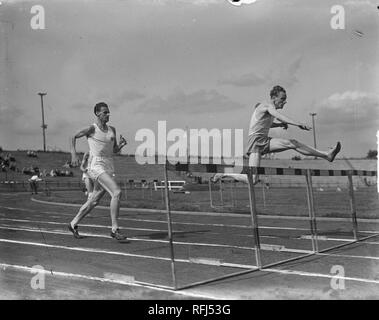 Atletiek Nederland tegen Noorwegen te Hengelo. 400 mètres horden Buijs tegen Nils, Bestanddeelnr 904-1399. Banque D'Images