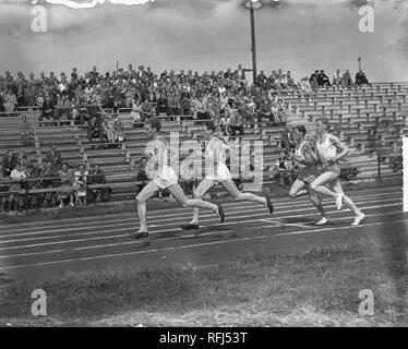 Atletiek Nederland tegen Noorwegen te Hengelo. 1500 mètres. Achter de twee Noren , Bestanddeelnr 904-1402. Banque D'Images