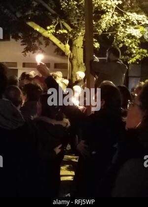 Un grand groupe de personnes sont visibles se sont réunis pour une veillée de nuit à South Orange, New Jersey, pour honorer les victimes d'un tir mortel synagogue Synagogue à l'arbre de vie à Pittsburgh, avec beaucoup de tenue des bougies, 28 octobre 2018. () Banque D'Images