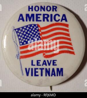 Rouge, blanc et bleu ou broche bouton avec une image d'un drapeau américain et le message anti-guerre 'honneur Nord quitter le Vietnam, ' émis durant la guerre du Vietnam, 1965. () Banque D'Images