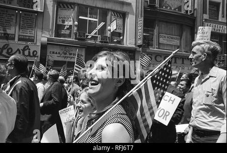 Les manifestants mars et maintenez-bannières et drapeaux tout en participant à des manifestations liées à l'anti-guerre du Vietnam Hard Hat Émeute, New York City, New York, mai 1970. () Banque D'Images