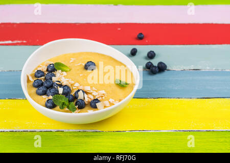 Smoothie pêche mangue jaune Yummy Banque D'Images