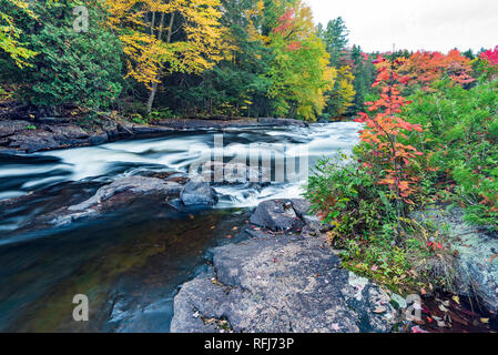 Au-dessus des rapides du babeurre tombent sur la rivière Raquette, Adirondacks, Long Lake, Hamilton Co., New York Banque D'Images