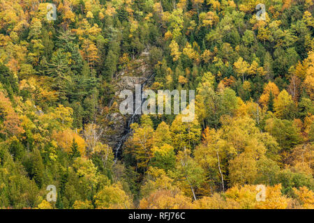 Les arbres d'automne entourent une cascade sur le côté du mont Cascade, Adirondacks, Essex County, NY Banque D'Images