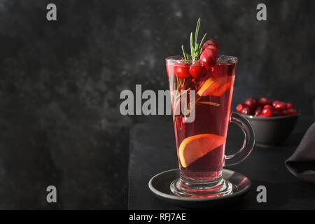 Cocktail aux canneberges et Romarin feuille sur fond noir. Banque D'Images